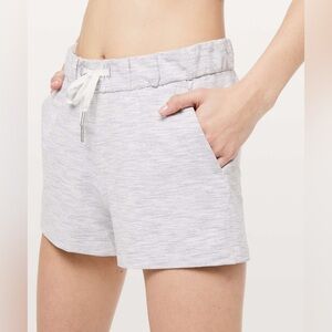 Lululemon On The Fly Short *2.5" Inseam White and Gray Women's Sz 4